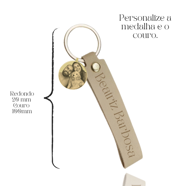 Chaveiro Bella- Couro e medalha